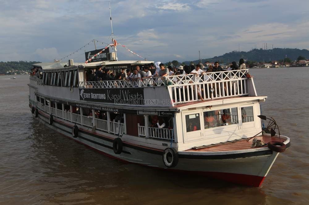 Kapal wisata primawisata.id di Sungai Mahakam saat matahari terbenam